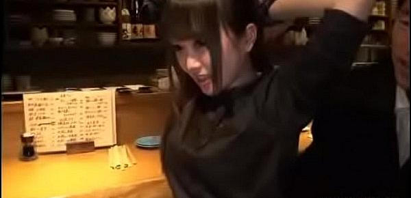  Momo Ichinose in bar
